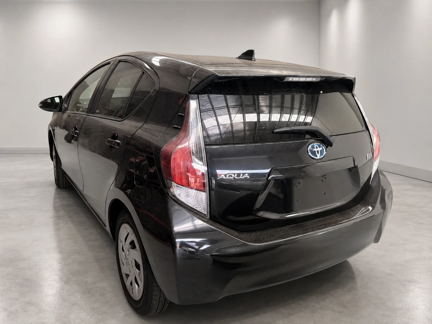 Toyota Aqua Hybrid - photo 2