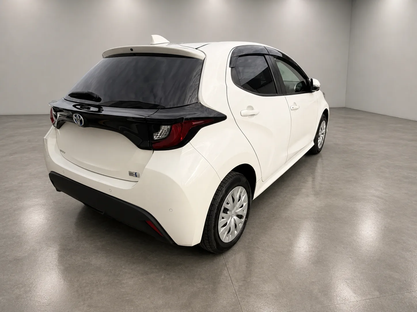2025 Toyota Yaris Hybrid - photo 2